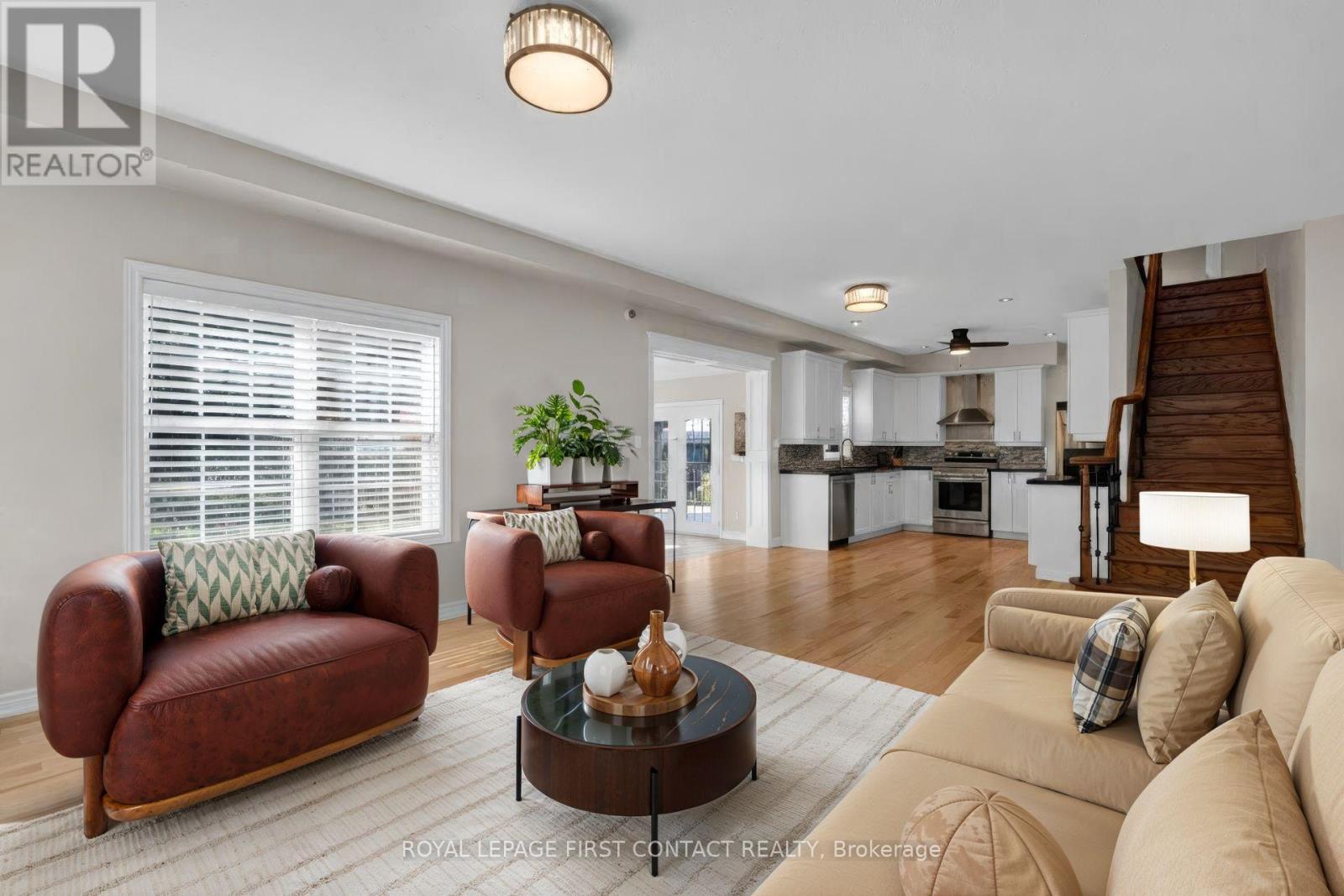 43 Vanderpost Crescent, Essa, ON - Indoor Photo Showing Living Room