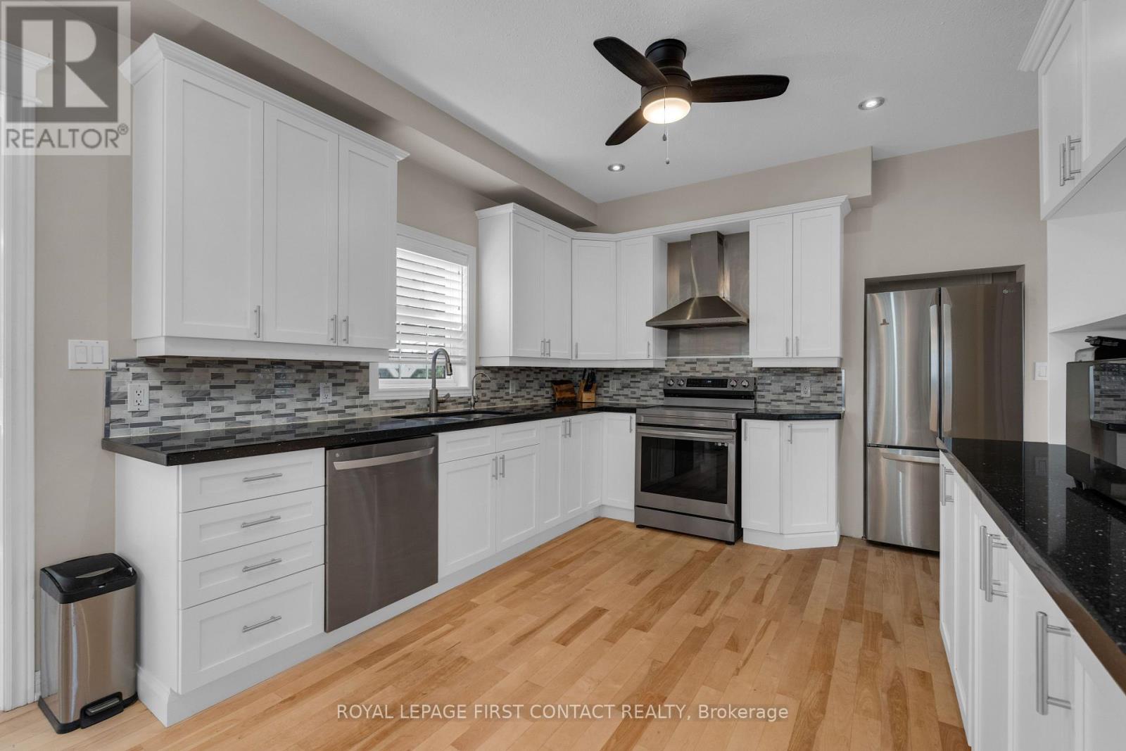 43 Vanderpost Crescent, Essa, ON - Indoor Photo Showing Kitchen With Upgraded Kitchen