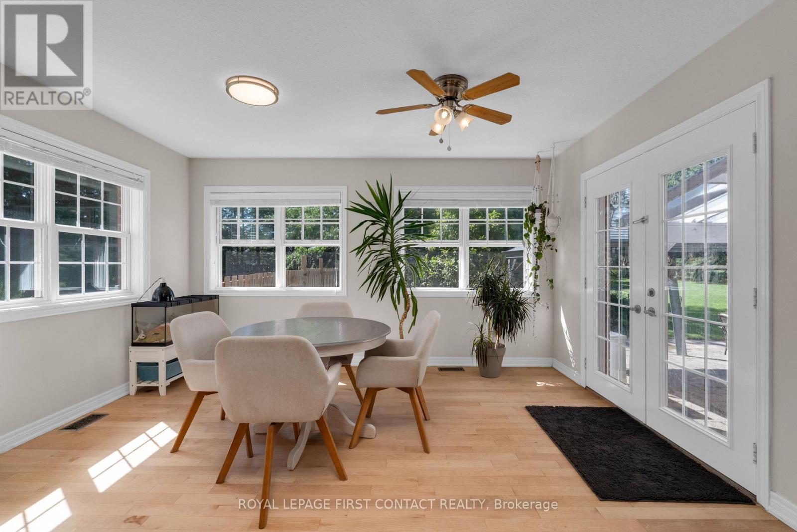 43 Vanderpost Crescent, Essa, ON - Indoor Photo Showing Dining Room