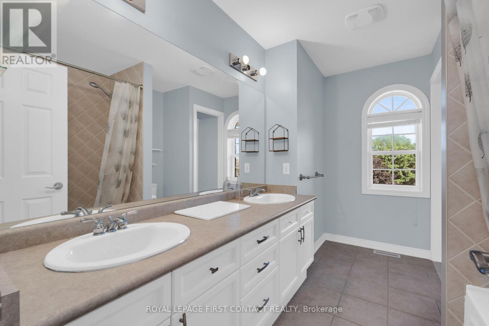 43 Vanderpost Crescent, Essa, ON - Indoor Photo Showing Bathroom