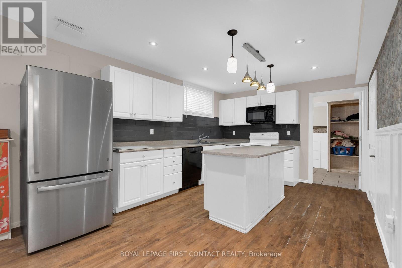 43 Vanderpost Crescent, Essa, ON - Indoor Photo Showing Kitchen