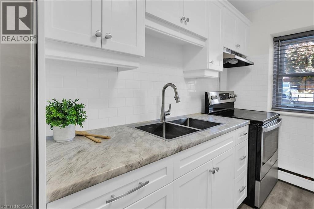 9 Grant Boulevard Unit# 107, Dundas, ON - Indoor Photo Showing Kitchen With Double Sink With Upgraded Kitchen