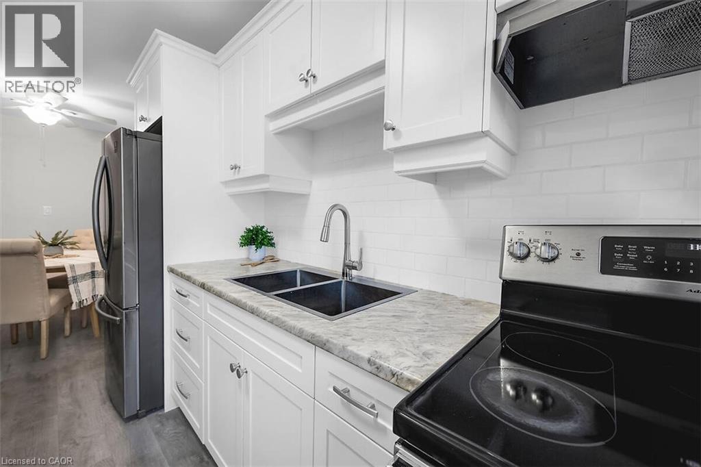 9 Grant Boulevard Unit# 107, Dundas, ON - Indoor Photo Showing Kitchen With Double Sink With Upgraded Kitchen