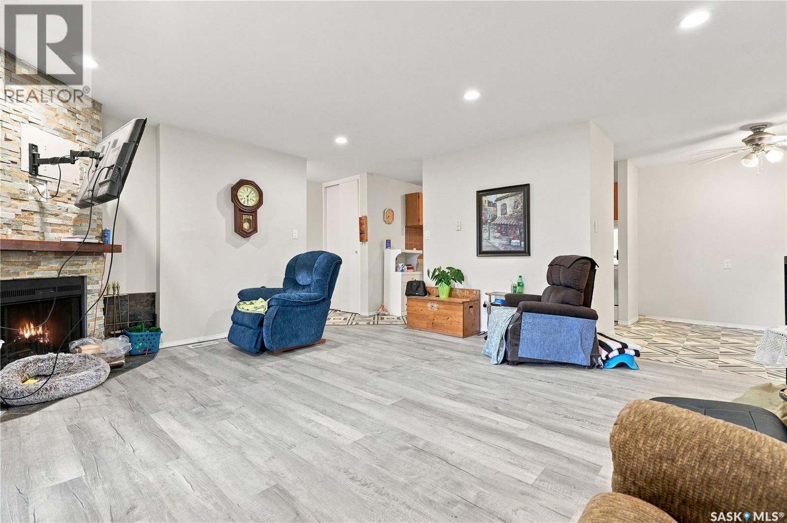 216 425 115Th Street E, Saskatoon, SK - Indoor Photo Showing Living Room With Fireplace