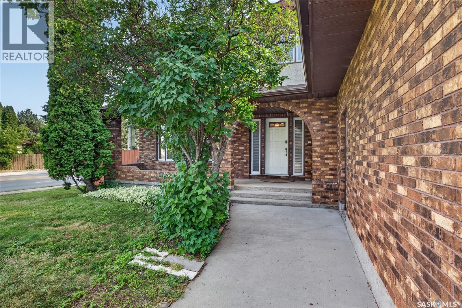 2054 Braun Bay, Regina, SK - Outdoor