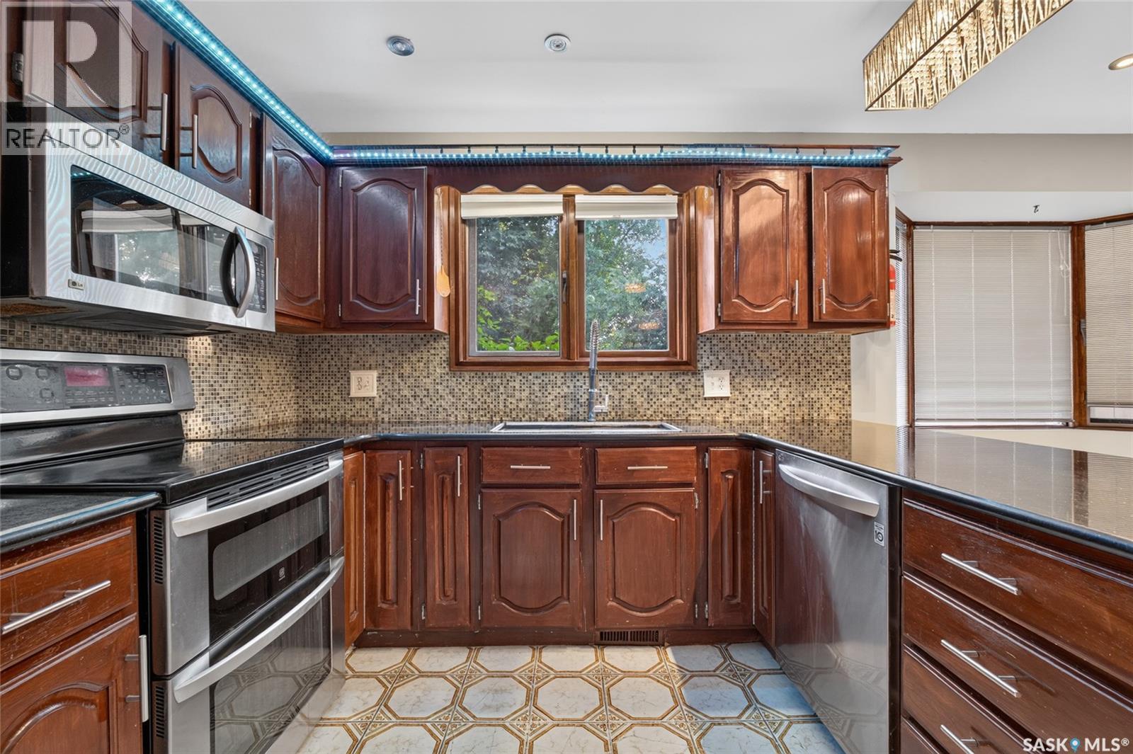 2054 Braun Bay, Regina, SK - Indoor Photo Showing Kitchen