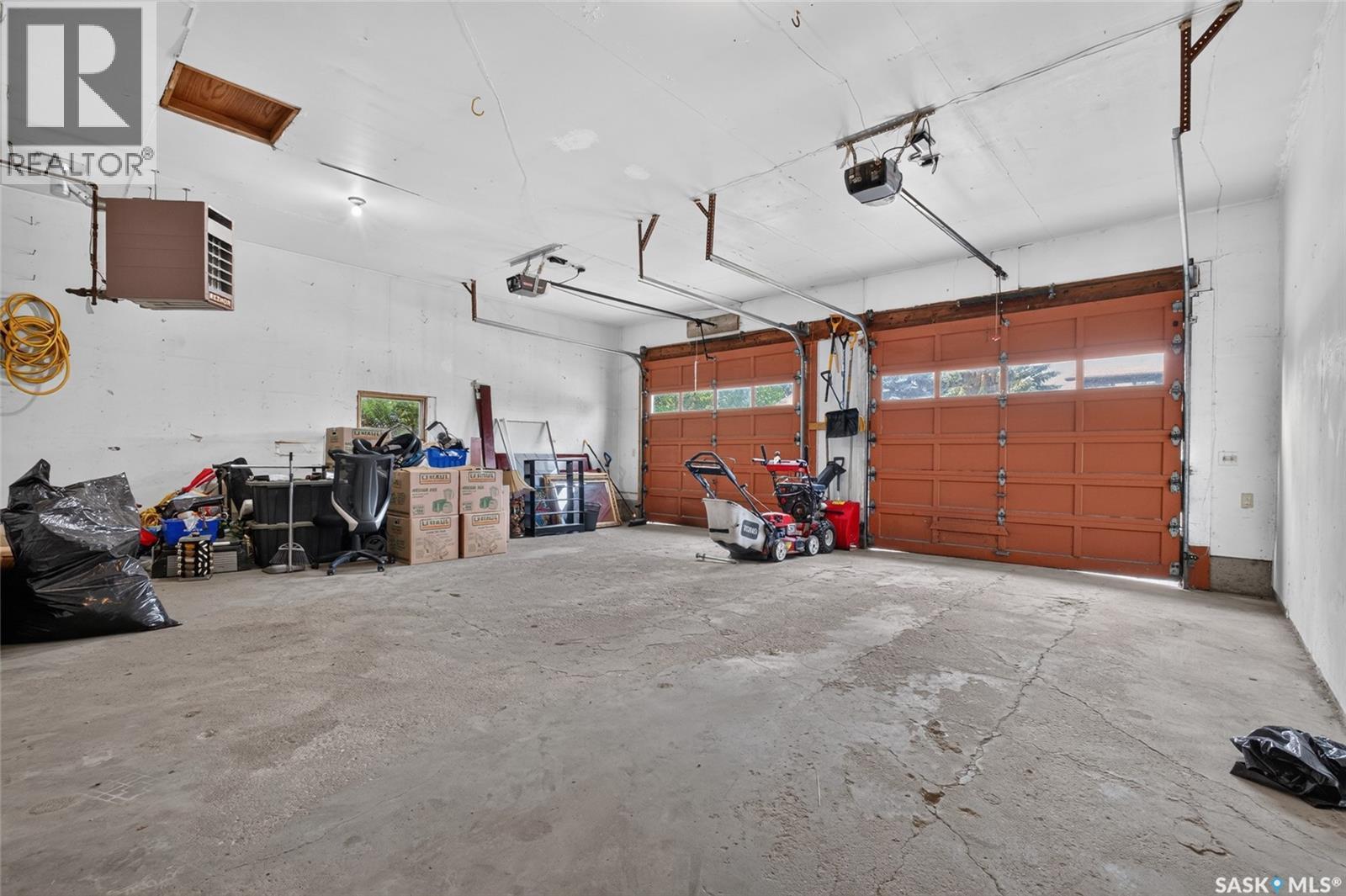 2054 Braun Bay, Regina, SK - Indoor Photo Showing Garage