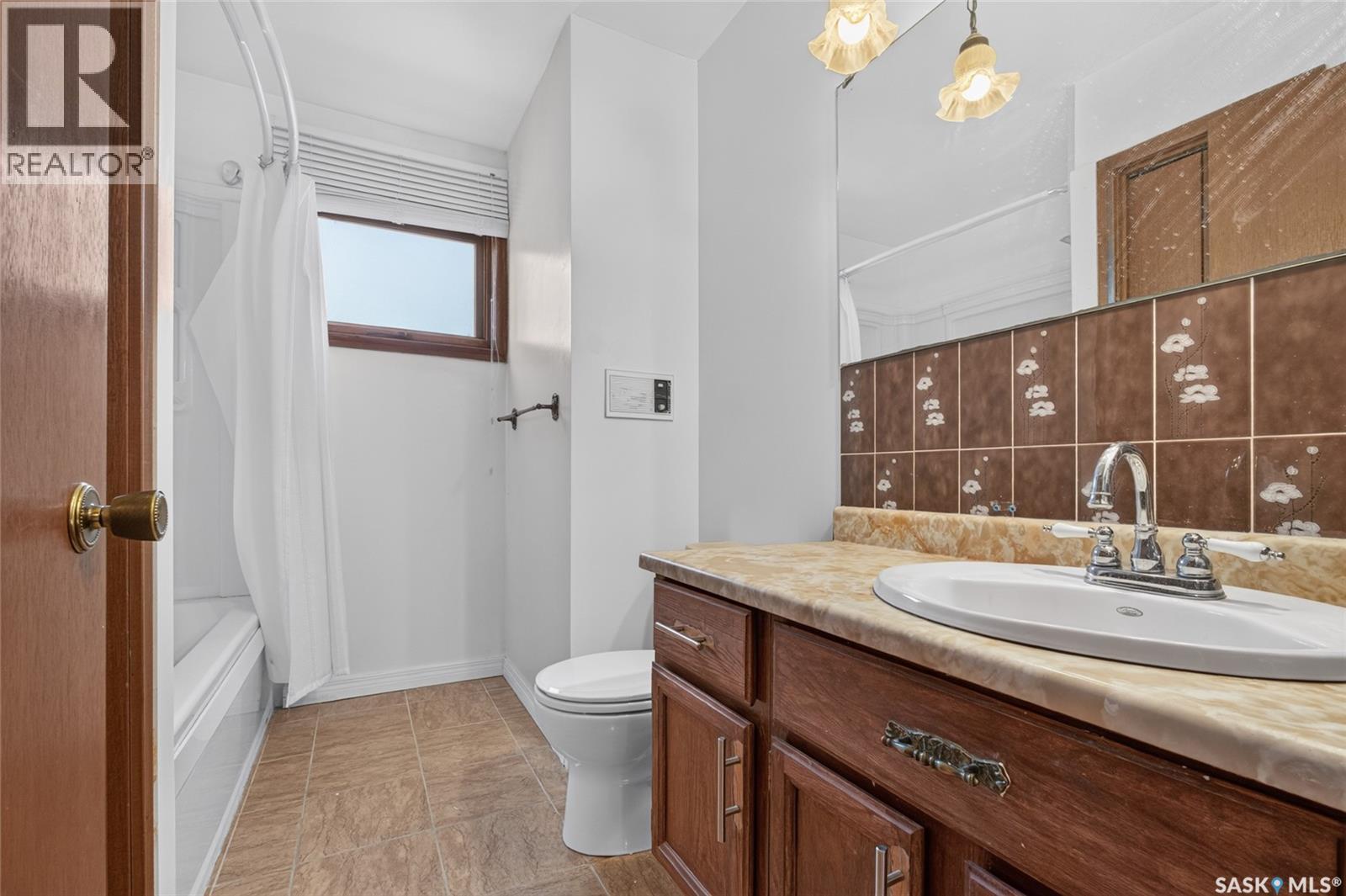 2054 Braun Bay, Regina, SK - Indoor Photo Showing Bathroom