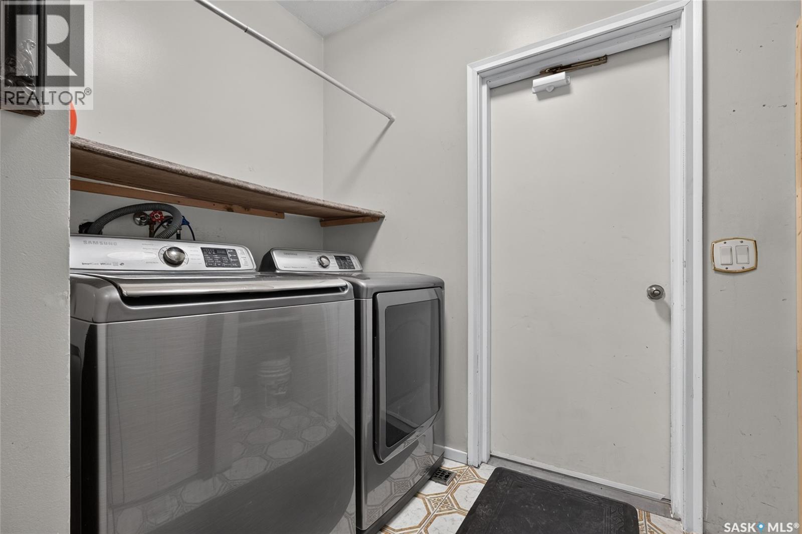 2054 Braun Bay, Regina, SK - Indoor Photo Showing Laundry Room