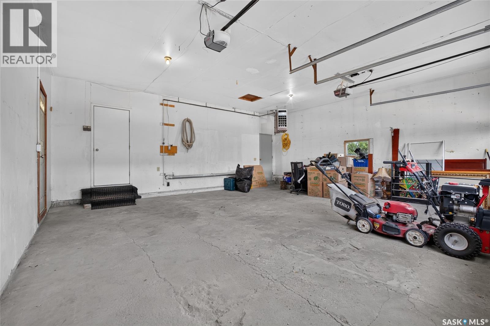 2054 Braun Bay, Regina, SK - Indoor Photo Showing Garage