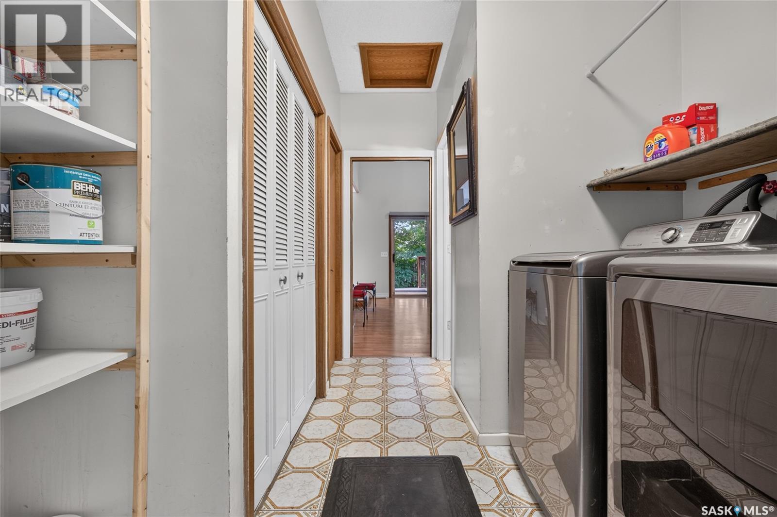 2054 Braun Bay, Regina, SK - Indoor Photo Showing Laundry Room