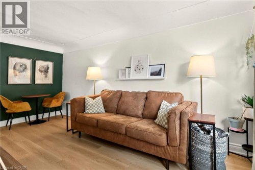 107 Reid Avenue N, Hamilton, ON - Indoor Photo Showing Living Room