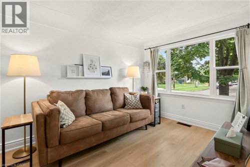 107 Reid Avenue N, Hamilton, ON - Indoor Photo Showing Living Room