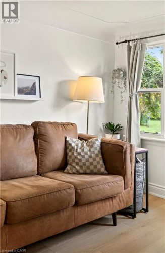 107 Reid Avenue N, Hamilton, ON - Indoor Photo Showing Living Room
