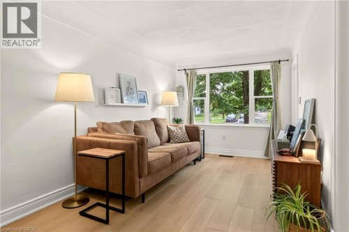 107 Reid Avenue N, Hamilton, ON - Indoor Photo Showing Living Room