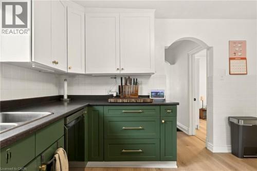 107 Reid Avenue N, Hamilton, ON - Indoor Photo Showing Kitchen