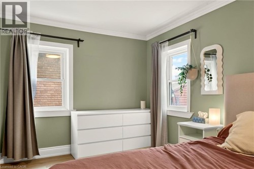 107 Reid Avenue N, Hamilton, ON - Indoor Photo Showing Bedroom