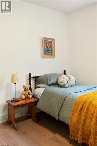 107 Reid Avenue N, Hamilton, ON - Indoor Photo Showing Bedroom