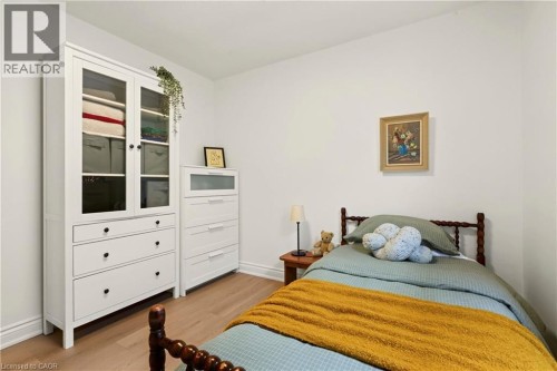107 Reid Avenue N, Hamilton, ON - Indoor Photo Showing Bedroom