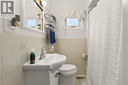 107 Reid Avenue N, Hamilton, ON - Indoor Photo Showing Bathroom