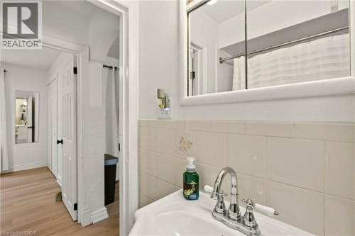 107 Reid Avenue N, Hamilton, ON - Indoor Photo Showing Bathroom