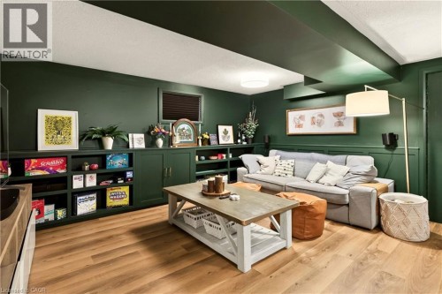 107 Reid Avenue N, Hamilton, ON - Indoor Photo Showing Living Room
