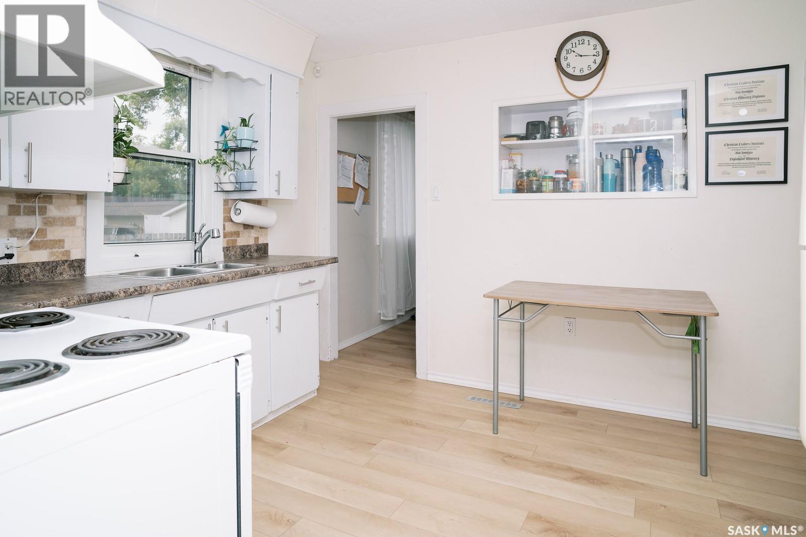 1421 H Avenue N, Saskatoon, SK - Indoor Photo Showing Kitchen