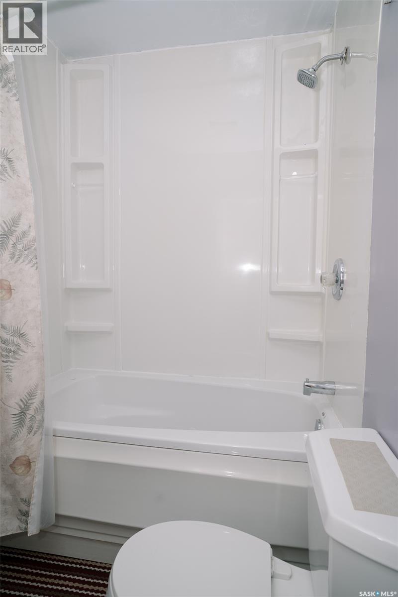 1421 H Avenue N, Saskatoon, SK - Indoor Photo Showing Bathroom
