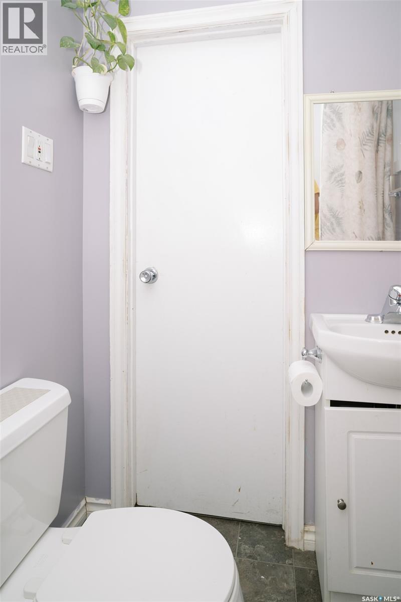 1421 H Avenue N, Saskatoon, SK - Indoor Photo Showing Bathroom