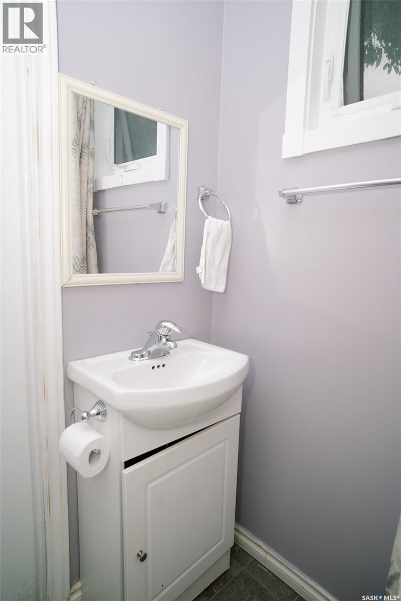 1421 H Avenue N, Saskatoon, SK - Indoor Photo Showing Bathroom