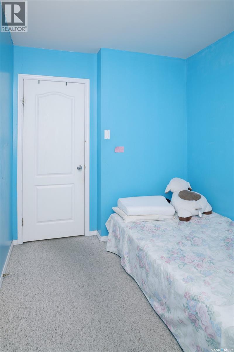 1421 H Avenue N, Saskatoon, SK - Indoor Photo Showing Bedroom