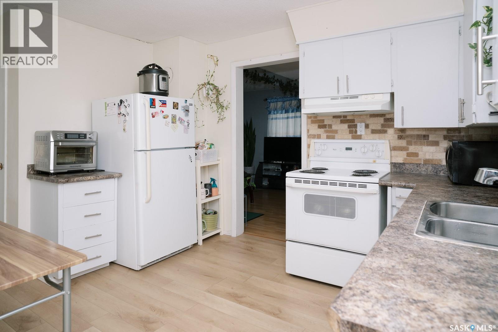 1421 H Avenue N, Saskatoon, SK - Indoor Photo Showing Kitchen With Double Sink