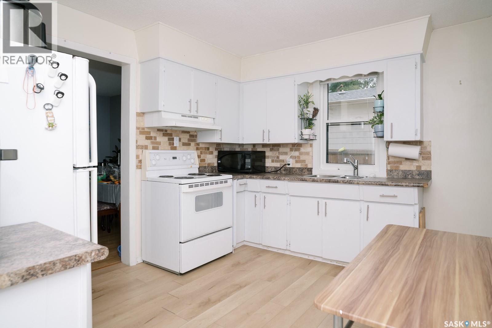 1421 H Avenue N, Saskatoon, SK - Indoor Photo Showing Kitchen