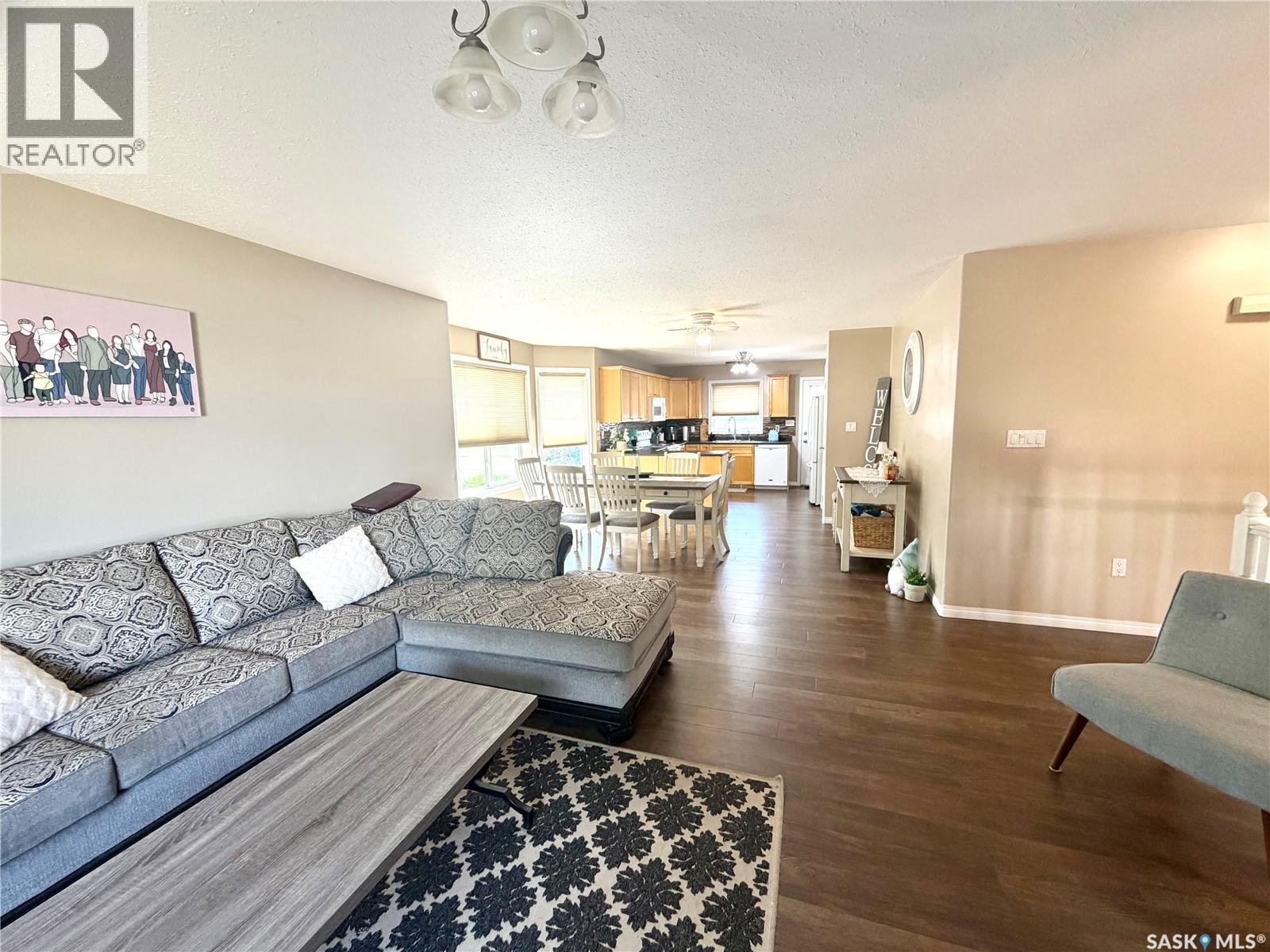 10339 Bunce Crescent, North Battleford, SK - Indoor Photo Showing Living Room