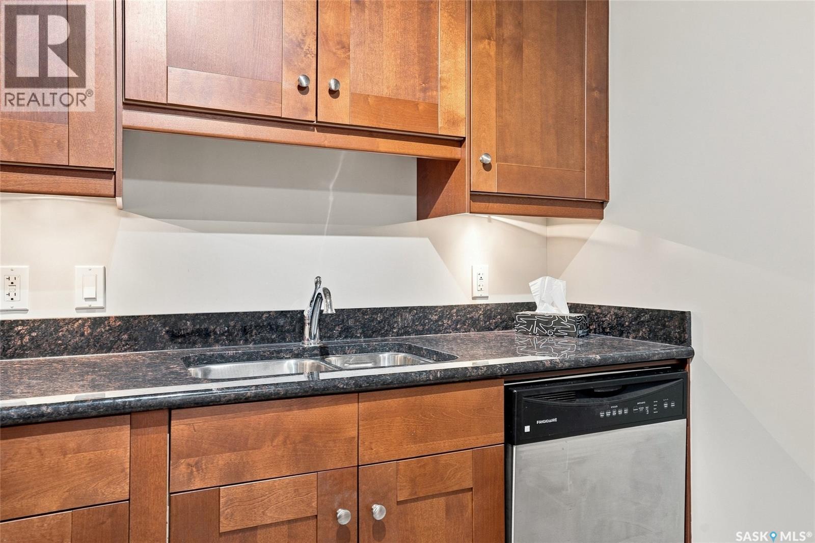 504 537 4Th Avenue N, Saskatoon, SK - Indoor Photo Showing Kitchen With Double Sink