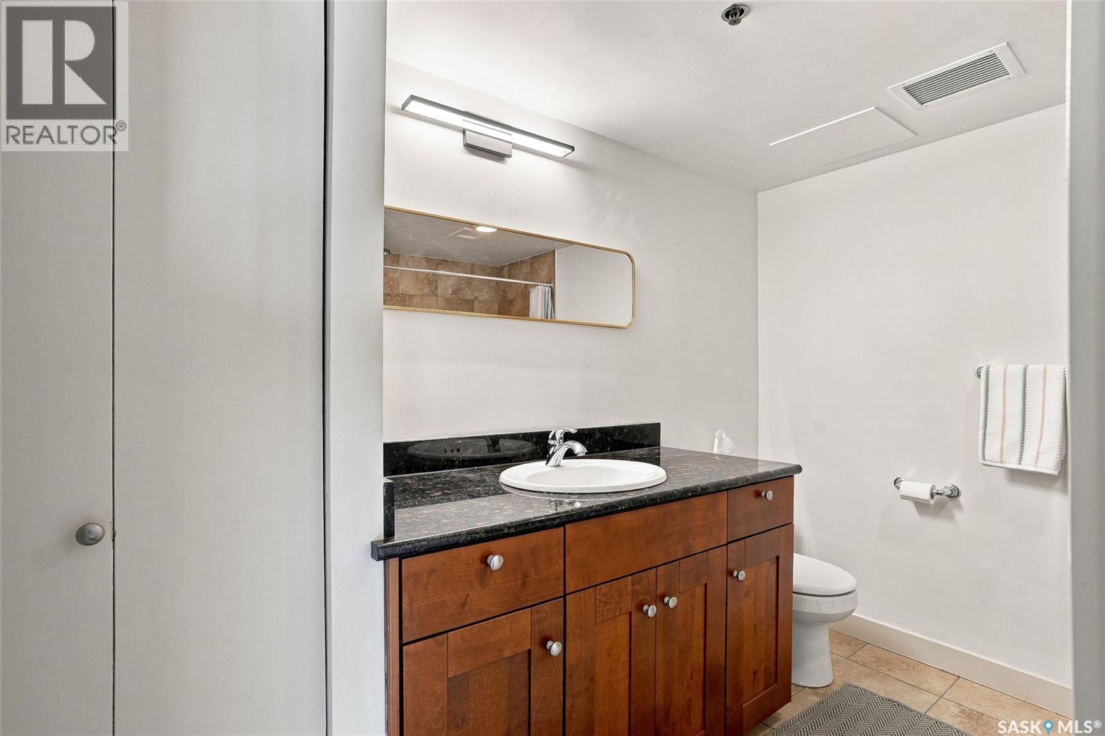 504 537 4Th Avenue N, Saskatoon, SK - Indoor Photo Showing Bathroom