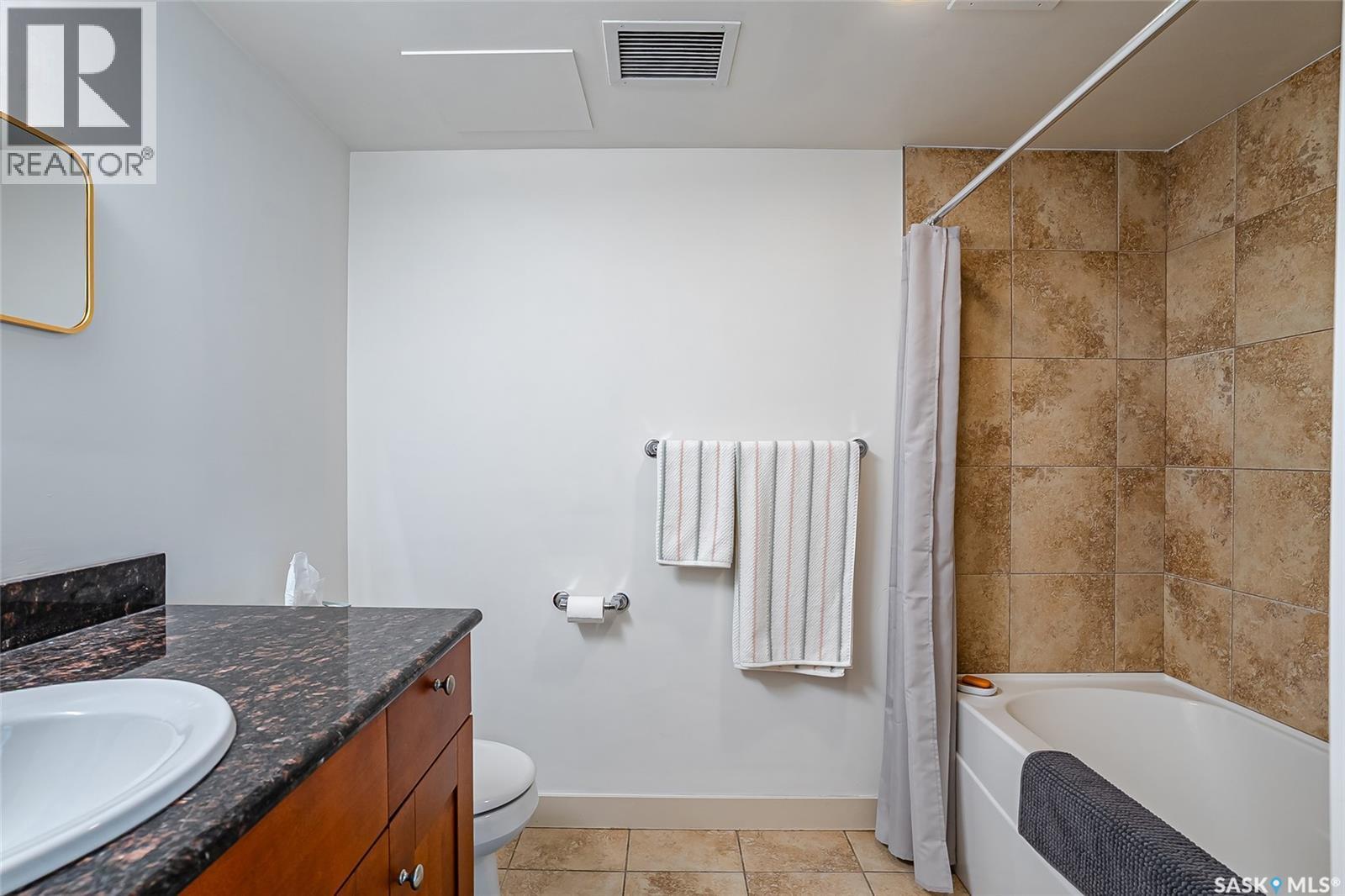 504 537 4Th Avenue N, Saskatoon, SK - Indoor Photo Showing Bathroom