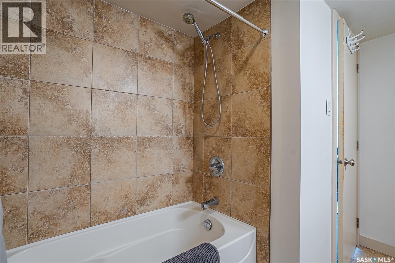 504 537 4Th Avenue N, Saskatoon, SK - Indoor Photo Showing Bathroom
