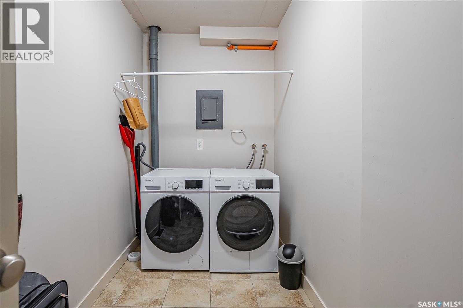 504 537 4Th Avenue N, Saskatoon, SK - Indoor Photo Showing Laundry Room