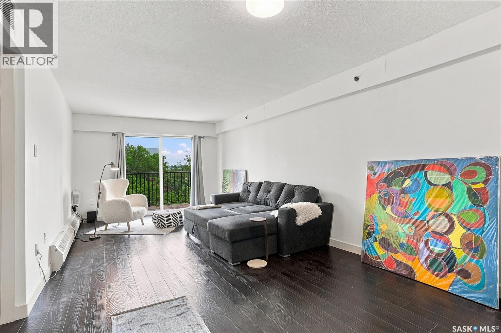 504 537 4Th Avenue N, Saskatoon, SK - Indoor Photo Showing Living Room