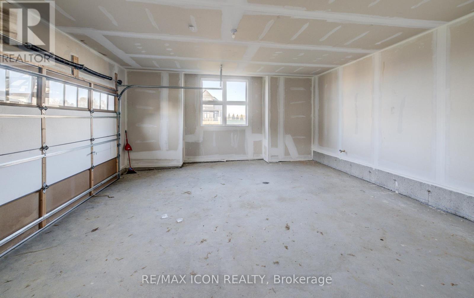 55 William Crisp Drive E, Caledon, ON - Indoor Photo Showing Garage