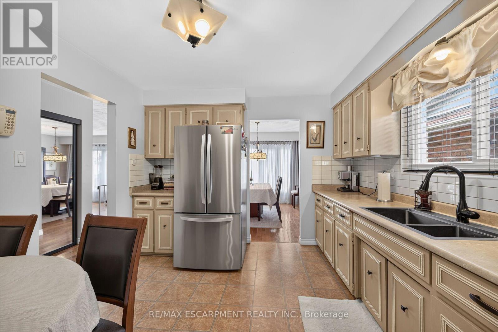 49 Brookstream Court, Hamilton, ON - Indoor Photo Showing Kitchen With Double Sink
