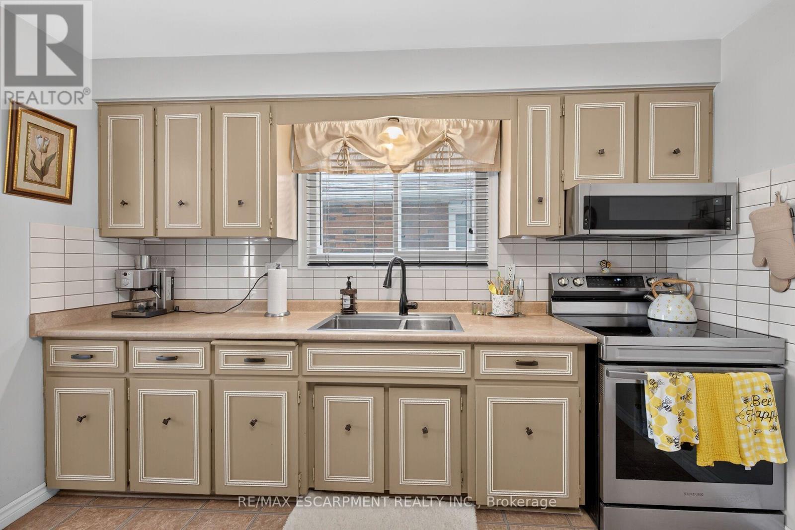 49 Brookstream Court, Hamilton, ON - Indoor Photo Showing Kitchen With Double Sink