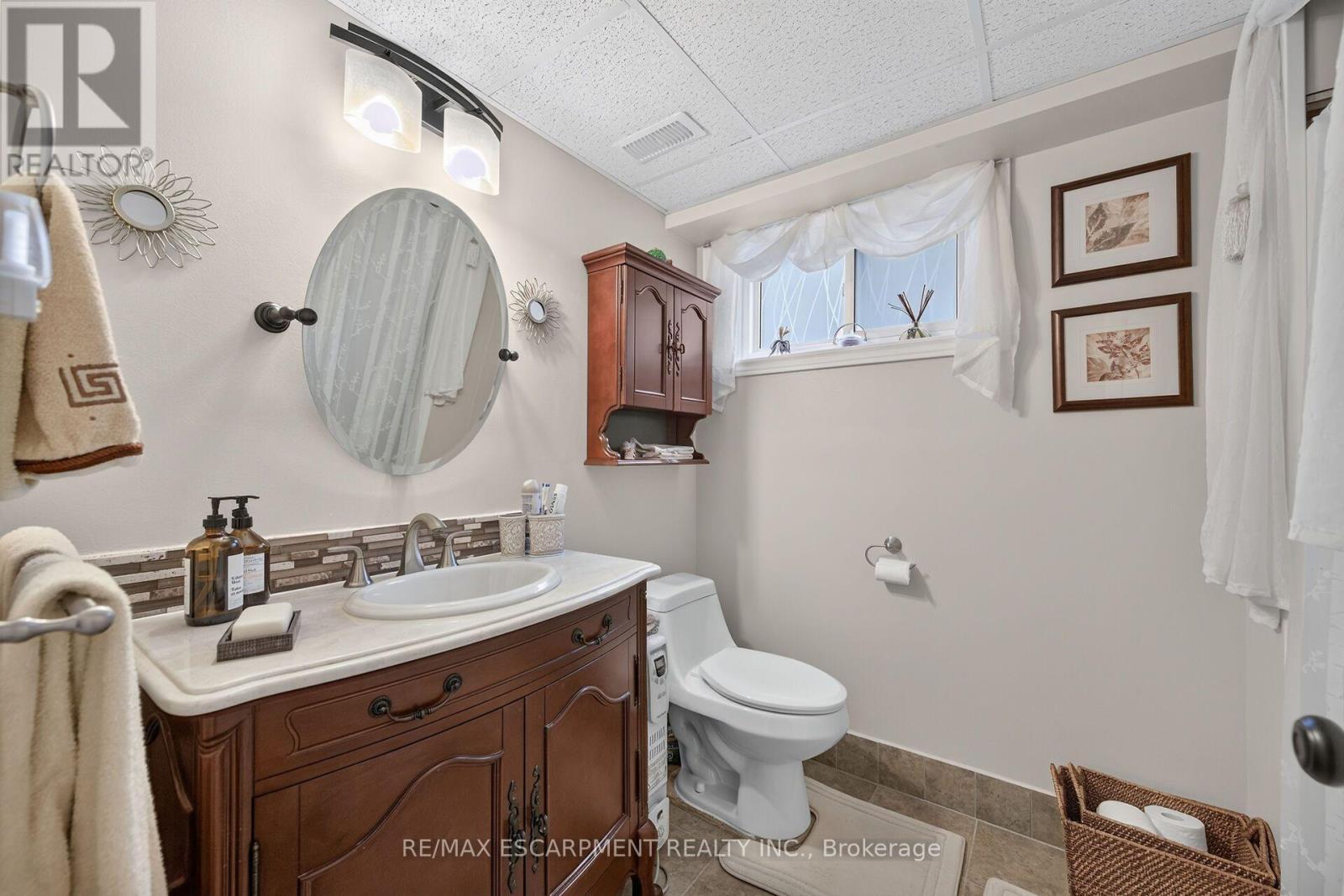 49 Brookstream Court, Hamilton, ON - Indoor Photo Showing Bathroom