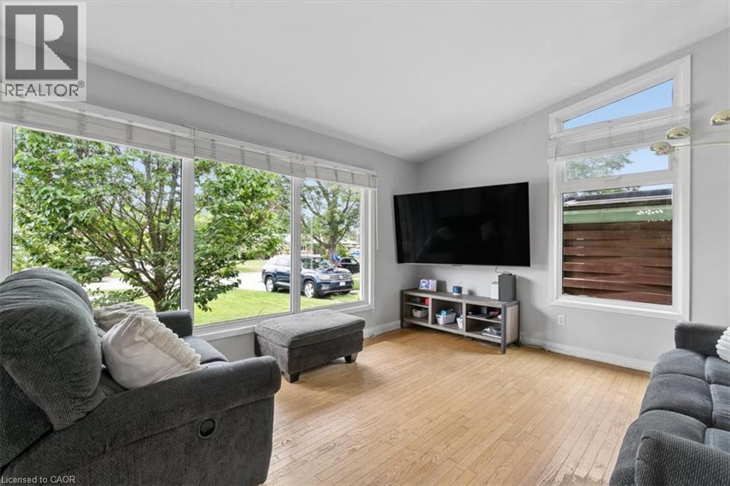 14 Cambridge Avenue, Kitchener, ON - Indoor Photo Showing Living Room