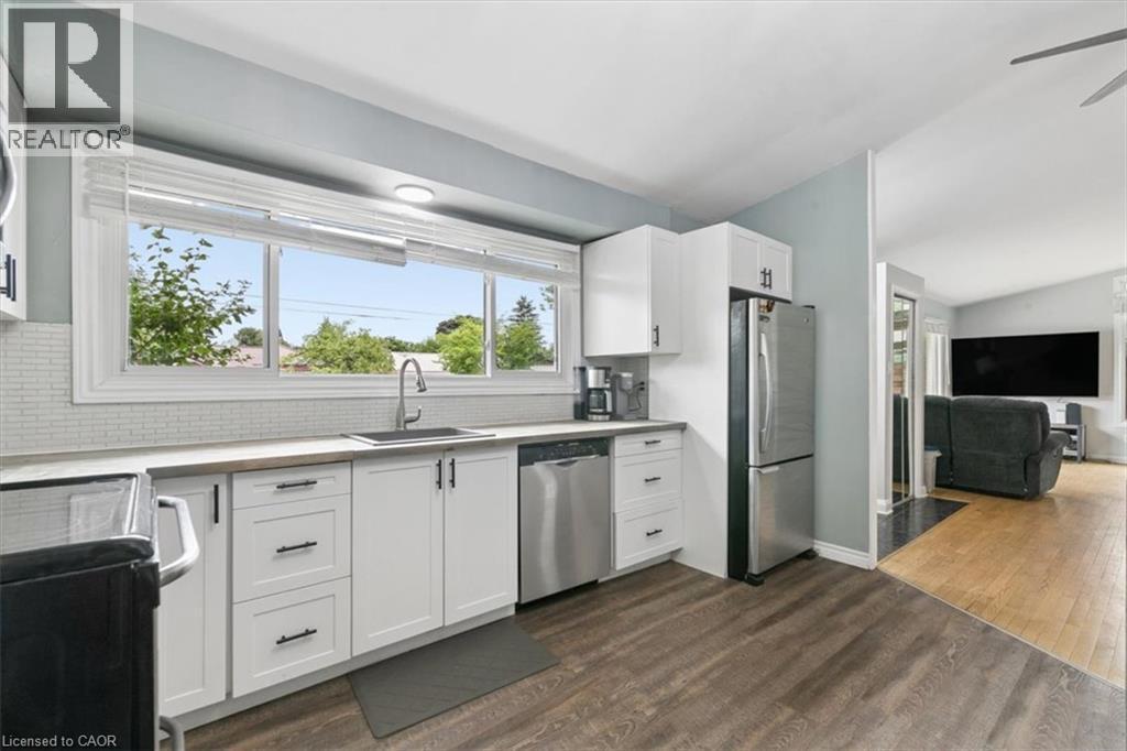 14 Cambridge Avenue, Kitchener, ON - Indoor Photo Showing Kitchen