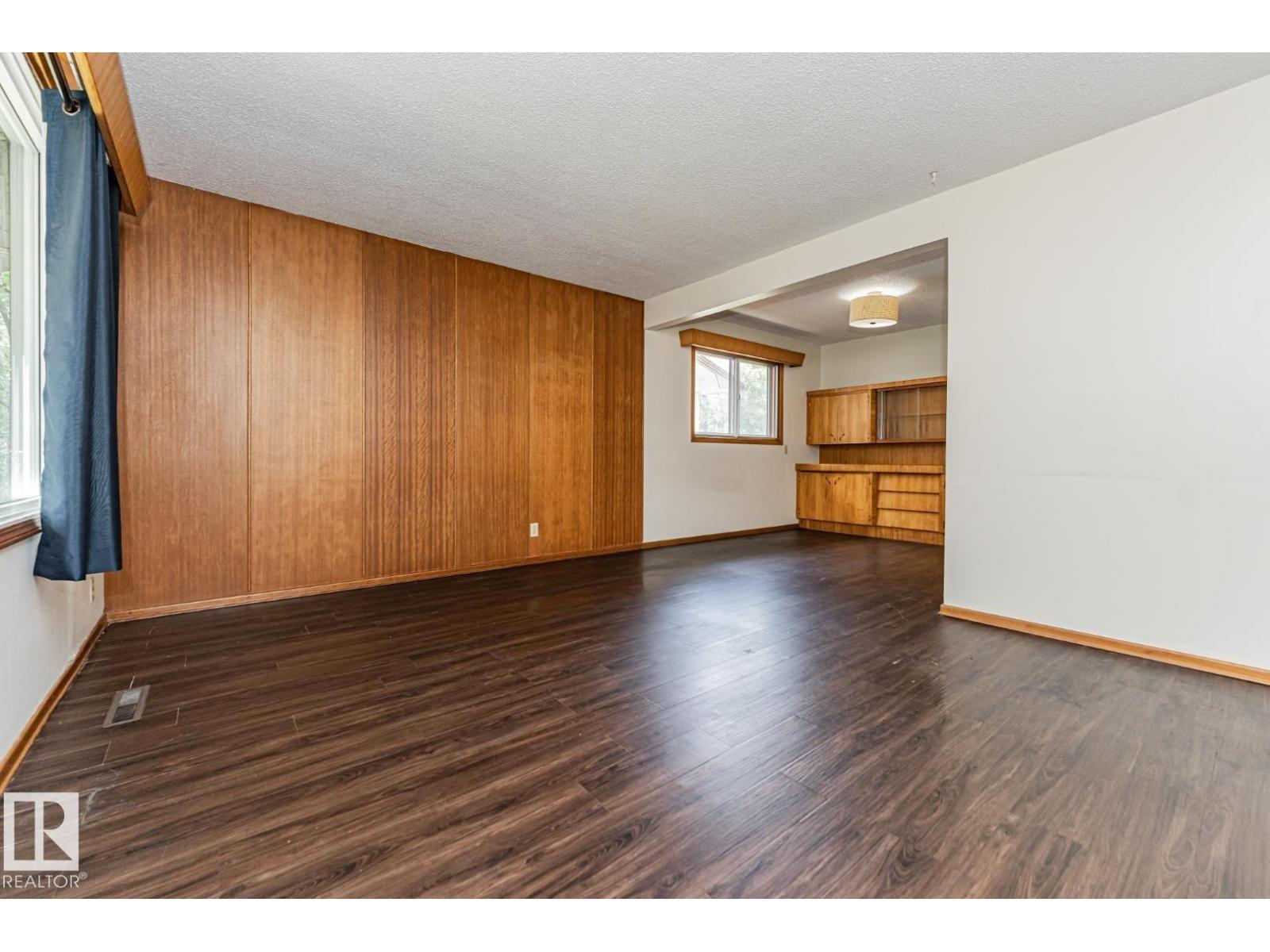 10726 70 Av Nw, Edmonton, AB
