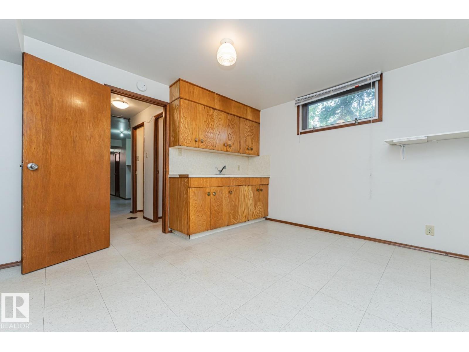 10726 70 Av Nw, Edmonton, AB