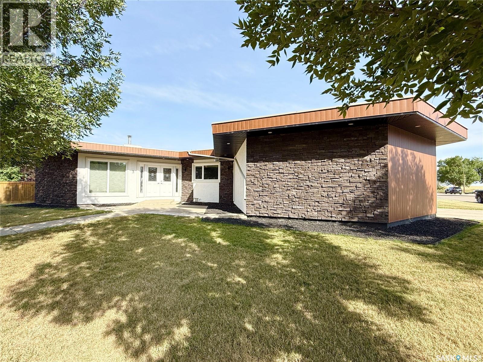 3 Mclelland Bay, Weyburn, SK - Outdoor