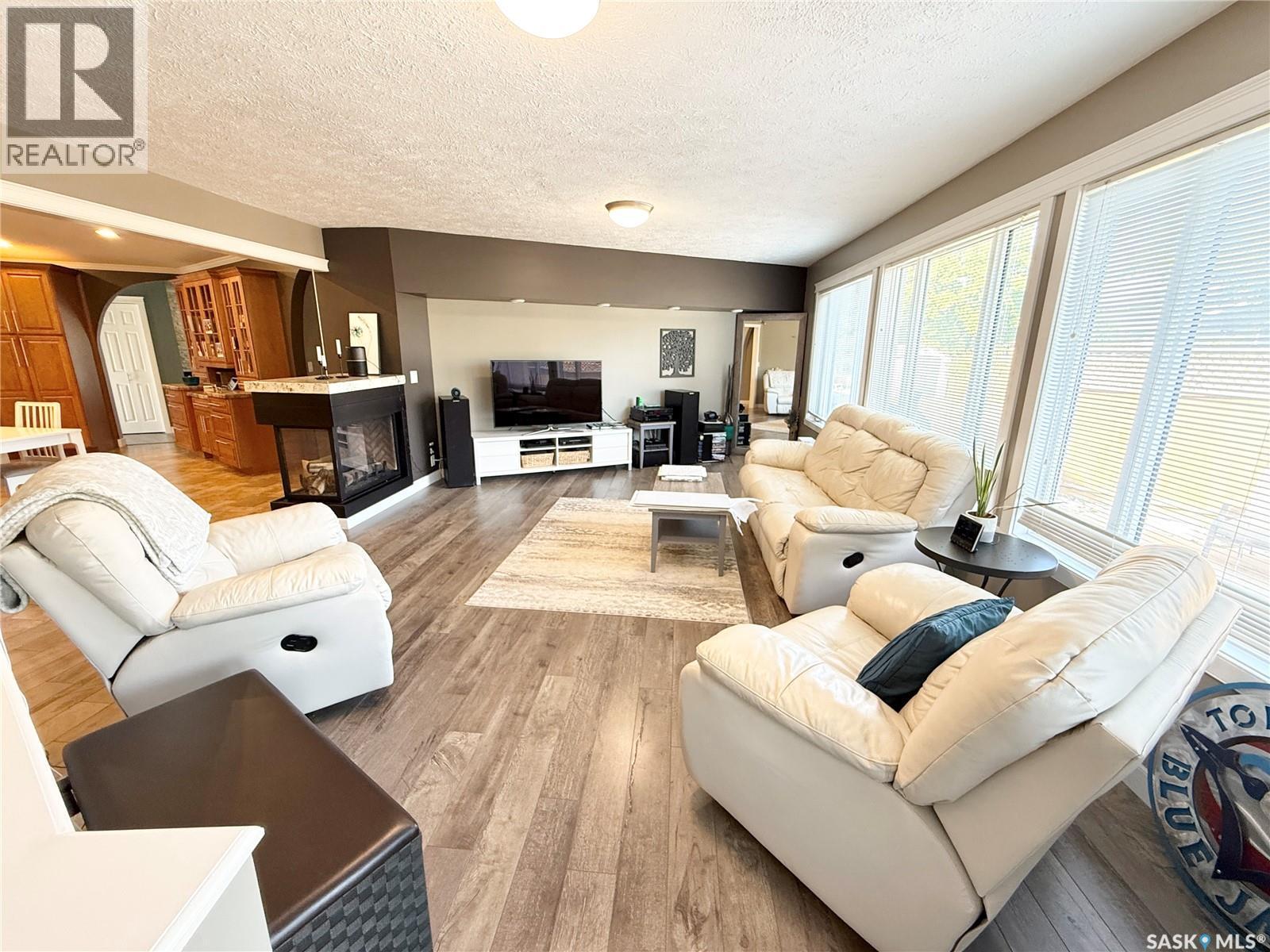 3 Mclelland Bay, Weyburn, SK - Indoor Photo Showing Living Room